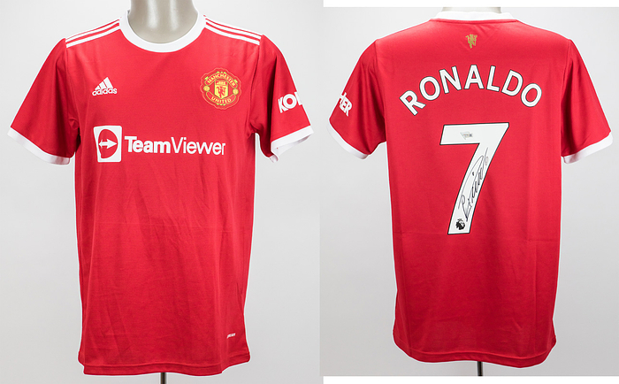 Original adidas Fanshirt Manchester United Ronald - Authentic adidas Manchester United fan shirt, with the number "7" and the name "Ronaldo" on the back. The number on the back bears an original signature by Cristiano Ronaldo. Size L. Includes a certificate of authenticity from "Fanatics Authentic" and an authenticity hologram. The shirt was signed on January 6, 2022! Condition: A