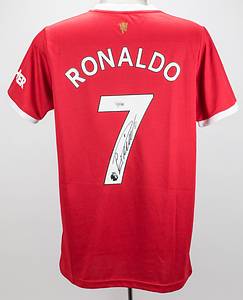 Ronaldo - Trikot  | Original adidas Fanshirt von Manchester United mit der Rükennummer "7 Ronaldo". Originalsignatur von Cristiano Ronaldo auf der Rückennummer. Größe L. Mit Echtheitszertifikat von "Fanatics Authentic" und Echtheitshologram. Trikot wurde am 6.1.2022 signiert! - Bild 2