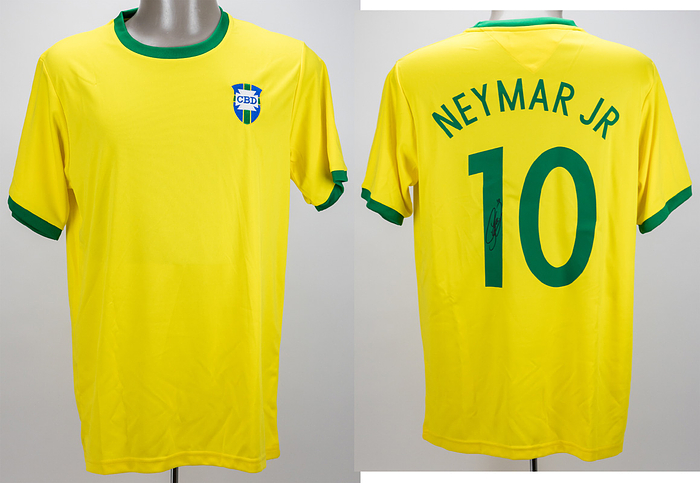 Original "athleta" Fanshirt Brazil Neymar No.10 - Original "Athleta" Brazil fan shirt, with the number "10" and the name "Neymar Jr." on the back. Size L. Includes an original signature by Neymar on the back. Comes with a certificate of authenticity from "A1 Sporting Memorabilia" and is presented in an original A1 Sporting Memorabilia box. Condition: A