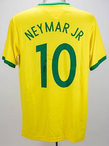 Neymar - Fanshirt  | Original "athleta" Fanshirt von Brasilien mit der Rückennummer "10" und der Aufschrift "Neymar Jr.". Größe L. Mit original Signatur von Neymar auf der Rückseite. Mit Echtheitszetifikat von "A1 Sporting Memorabilia". In original Box von A1 Sporting Memorabilia. - Bild 2