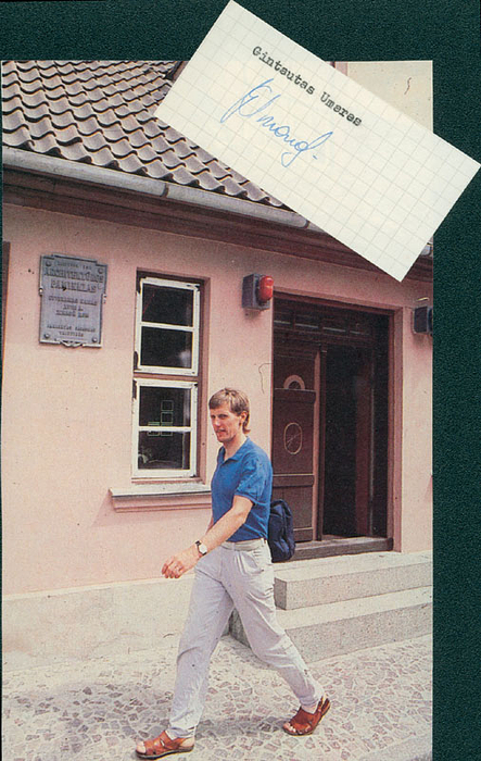 Blank autograph card with original signature by Gintautas Umaras (URS). Two-time gold medalist in cycling at the 1988 Olympic Games in the 4,000-meter individual and team pursuit events. 1987 World Champion. 9.5 x 4.5 cm. Rare!! Includes a color magazine photo measuring 20 x 14 cm. Condition: A-