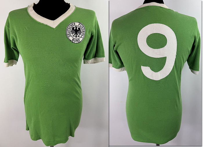 DFB - Trikot 1971  | Original match worn Spielertrikot der Nationalmannschaft mit der Nummer 9. Getragen von Gerd Müller im EM-Qualifikationsspiel gegen die Türkei am 24.01.1971 in der Türkei. Gerd Müller war in dieser Partie 2-facher Torschütze. Kommt aus der Sammlung von  des ehemaligen DFB-Busfahrers; Status AAB.