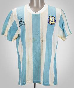 Argentinien - Trikot 1989  | Original match worn Spielertrikot von Argentinien mit der Rückennummer 10. Getragen von Diego Maradona in der Copa América 1989 vermutlich gegen Ecuador (0:0) am 4.07.1989 in der 2. Halbzeit. Status:AAA. Diese Trikotversion wurde von Argentinien nur in drei Spielen getragen, alle im Rahmen der Copa América 1989. Gegen Chile, Paraguay und Ecuador. Im Spiel gegen Paraguay spielte Maradona nicht mit. Mit original Signatur von Diego Maradona auf der Vorderseite!. - Bild 2