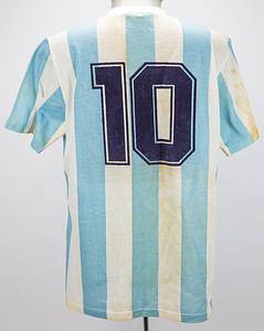 Argentinien - Trikot 1989  | Original match worn Spielertrikot von Argentinien mit der Rückennummer 10. Getragen von Diego Maradona in der Copa América 1989 vermutlich gegen Ecuador (0:0) am 4.07.1989 in der 2. Halbzeit. Status:AAA. Diese Trikotversion wurde von Argentinien nur in drei Spielen getragen, alle im Rahmen der Copa América 1989. Gegen Chile, Paraguay und Ecuador. Im Spiel gegen Paraguay spielte Maradona nicht mit. Mit original Signatur von Diego Maradona auf der Vorderseite!. - Bild 3