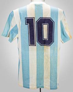 Argentinien - Trikot 1989  | Original match worn Spielertrikot von Argentinien mit der Rückennummer 10. Getragen von Diego Maradona in der Copa América 1989 vermutlich gegen Ecuador (0:0) am 4.07.1989 in der 2. Halbzeit. Status:AAA. Diese Trikotversion wurde von Argentinien nur in drei Spielen getragen, alle im Rahmen der Copa América 1989. Gegen Chile, Paraguay und Ecuador. Im Spiel gegen Paraguay spielte Maradona nicht mit. Mit original Signatur von Diego Maradona auf der Vorderseite!. - Bild 4