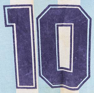 Argentinien - Trikot 1989  | Original match worn Spielertrikot von Argentinien mit der Rückennummer 10. Getragen von Diego Maradona in der Copa América 1989 vermutlich gegen Ecuador (0:0) am 4.07.1989 in der 2. Halbzeit. Status:AAA. Diese Trikotversion wurde von Argentinien nur in drei Spielen getragen, alle im Rahmen der Copa América 1989. Gegen Chile, Paraguay und Ecuador. Im Spiel gegen Paraguay spielte Maradona nicht mit. Mit original Signatur von Diego Maradona auf der Vorderseite!. - Bild 5