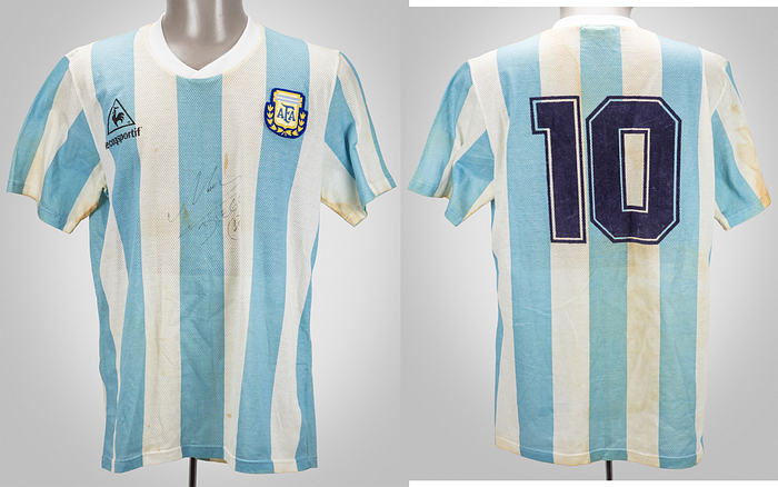 Argentinien - Trikot 1989  | Original match worn Spielertrikot von Argentinien mit der Rückennummer 10. Getragen von Diego Maradona in der Copa América 1989 vermutlich gegen Ecuador (0:0) am 4.07.1989 in der 2. Halbzeit. Status:AAA. Diese Trikotversion wurde von Argentinien nur in drei Spielen getragen, alle im Rahmen der Copa América 1989. Gegen Chile, Paraguay und Ecuador. Im Spiel gegen Paraguay spielte Maradona nicht mit. Mit original Signatur von Diego Maradona auf der Vorderseite!.