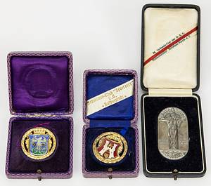 Siegermedaille 1928 + Diploma  | Nachlass von Lotti Mühe (GER; 1910-1981). Bronzemedaillengewinnerin über 200 m Brust bei den Olympischen Spielen Amsterdam 1928. Sie hatte vor der Olympiade 1928 zweimal den Weltrekord 100 m und 200 m verbessert. Sie gewann bei den Schwimm - Europameisterschaften 1927 die Silbermedaille über 200 m Brust. 3fache deutsche Meisterin. Dabei:  1) Siegermedaille „IXe Olympiade Amsterdam 1928“. In Bronze, 5,5 cm im Pappetui. 2) Offizielles Olympia-Siegerdiplom für den 3.Platz im  Brustschwimmen für Lotti Mühe „Diploma. IX.Olympiade 1928 Amsterdam. 3e Pijs L.Mühe Duitsland voor Swemmen (200 M Schoolsslag Dames“.  Gestaltung C.J. van der Hoef. Signiert vom Präsidenten des OK A. Schimmelpenninck und dem IOC-Präsidenten Baillet-Latour. (64x44 cm). Urkunde leicht fleckig 3) Silberpokal der Schwimm - Europameisterschaften 1927 in Bolgona für den 2.Platz mit der Sockelgravur "Campionati Europej di Nuoto…1927". Silber (gepunzt 800er Silber, Gewicht, 314 Gramm). Höhe: 21,5 cm. In original Box. 4) Original Wappen der deutschen Olympiamannschaft von 1928. Hat Lotti Mühe von einem Trainingsanzug oder Wettkampfbadeanzug entfernt. Leine mit Seide bestickt, 8x6 cm. 5) Original Abzeichen des DSV für die Teilnehmer am Schwimmländerkampf 1929 mit der Inschrift "Länderkampf Schweden - Deutschland 1929 in Halberstadt". Silber (gepunzt 950er), vergoldet, 3,8x3,5 cm. In original Box. 6) Personalausweis der BRD von Lotti Mühe-Escherich mit Passfoto und original Signatur mit "Lotti Escherich". 10,5x7,5 8 Seiten. 7) Persönliche Einladung als "Ehrengast" für die gesamten Olympischen Spiele Berlin 1936 für ehemalige Olympiasieger, 27x22 cm. Dabei ein Blatt von dem Empfang der ehemaligen Olympiasieger am. 4.7.1936 mit 21 original Signaturen von Olympiasieger von 1896-1936, dabei die Signatur von Spyridon Louis (GR; 1873-1940), den Goldmedaillengewinner im Marathom von 1896 je 30x21 cm. 8) Urkunde zum Meisterschaftsabzeichen von Lotti Mühe des DRfL aus dem Jahre 1937 mit dem Text "Lotti Mühe Holdesheimer Schwimmverein dem Deutschen Meister 1908 im 200 m Brustschwimmen d. Frauen m. 3:18,4 min", 43x30 cm. Bei dieser Urkunde unterlief dem Hersteller ein großer Fehler. Statt 1929 in dem Jahr in dem Mühe die DM 3:18,4 min gewann trug er das Jahr 1908 ein! Diese Urkunde wurden 1937 teilweise posthum an verdiente Athleten ausgeben. 9) 3 Siegerabzeichen von regioalen Schwimmwettbewerben. Alle aus Silber. 10) ca. 15 Siegerabzeichen von regionalen Schwimmwettbewerben, alle gewonnen von Lotti Mühe. 11) 5 Fotoalben von Lotti Mühe aus der Zeit von 1920 -1945  it privaten Fotos (ca. 200 Fotos). 12) divererse Dokumente und Brief an Lotti Mühe aus der Zeit von 1925-1945. 13) Kopie der Diplomarbeit von Lottu Mühe aus dem Jahre 1932 "Trainingsschulung der Frau für den Schwimmwettkampf. 46 Seiten. 14) Mauskript von Florentine Naylor (1922-2013) "Rückblick auf die Jahre 1940 - 44 anhand von authentoschen Briefen an eine Freundin". Bei diesen Briefen handelt es sich um Briefe an Lotti Mühe. Naylor ar eine Schriftstellerin und Übersetzerin. - Bild 2