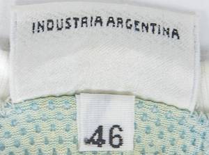 Argentinien - Trikot 1989  | Original match worn Spielertrikot von Argentinien mit der Rückennummer 10. Getragen von Diego Maradona in der Copa América 1989 vermutlich gegen Ecuador (0:0) am 4.07.1989 in der 2. Halbzeit. Status:AAA. Diese Trikotversion wurde von Argentinien nur in drei Spielen getragen, alle im Rahmen der Copa América 1989. Gegen Chile, Paraguay und Ecuador. Im Spiel gegen Paraguay spielte Maradona nicht mit. Mit original Signatur von Diego Maradona auf der Vorderseite!. - Bild 9