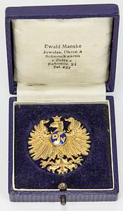 Siegermedaille 1928 + Diploma  | Nachlass von Lotti Mühe (GER; 1910-1981). Bronzemedaillengewinnerin über 200 m Brust bei den Olympischen Spielen Amsterdam 1928. Sie hatte vor der Olympiade 1928 zweimal den Weltrekord 100 m und 200 m verbessert. Sie gewann bei den Schwimm - Europameisterschaften 1927 die Silbermedaille über 200 m Brust. 3fache deutsche Meisterin. Dabei:  1) Siegermedaille „IXe Olympiade Amsterdam 1928“. In Bronze, 5,5 cm im Pappetui. 2) Offizielles Olympia-Siegerdiplom für den 3.Platz im  Brustschwimmen für Lotti Mühe „Diploma. IX.Olympiade 1928 Amsterdam. 3e Pijs L.Mühe Duitsland voor Swemmen (200 M Schoolsslag Dames“.  Gestaltung C.J. van der Hoef. Signiert vom Präsidenten des OK A. Schimmelpenninck und dem IOC-Präsidenten Baillet-Latour. (64x44 cm). Urkunde leicht fleckig 3) Silberpokal der Schwimm - Europameisterschaften 1927 in Bolgona für den 2.Platz mit der Sockelgravur "Campionati Europej di Nuoto…1927". Silber (gepunzt 800er Silber, Gewicht, 314 Gramm). Höhe: 21,5 cm. In original Box. 4) Original Wappen der deutschen Olympiamannschaft von 1928. Hat Lotti Mühe von einem Trainingsanzug oder Wettkampfbadeanzug entfernt. Leine mit Seide bestickt, 8x6 cm. 5) Original Abzeichen des DSV für die Teilnehmer am Schwimmländerkampf 1929 mit der Inschrift "Länderkampf Schweden - Deutschland 1929 in Halberstadt". Silber (gepunzt 950er), vergoldet, 3,8x3,5 cm. In original Box. 6) Personalausweis der BRD von Lotti Mühe-Escherich mit Passfoto und original Signatur mit "Lotti Escherich". 10,5x7,5 8 Seiten. 7) Persönliche Einladung als "Ehrengast" für die gesamten Olympischen Spiele Berlin 1936 für ehemalige Olympiasieger, 27x22 cm. Dabei ein Blatt von dem Empfang der ehemaligen Olympiasieger am. 4.7.1936 mit 21 original Signaturen von Olympiasieger von 1896-1936, dabei die Signatur von Spyridon Louis (GR; 1873-1940), den Goldmedaillengewinner im Marathom von 1896 je 30x21 cm. 8) Urkunde zum Meisterschaftsabzeichen von Lotti Mühe des DRfL aus dem Jahre 1937 mit dem Text "Lotti Mühe Holdesheimer Schwimmverein dem Deutschen Meister 1908 im 200 m Brustschwimmen d. Frauen m. 3:18,4 min", 43x30 cm. Bei dieser Urkunde unterlief dem Hersteller ein großer Fehler. Statt 1929 in dem Jahr in dem Mühe die DM 3:18,4 min gewann trug er das Jahr 1908 ein! Diese Urkunde wurden 1937 teilweise posthum an verdiente Athleten ausgeben. 9) 3 Siegerabzeichen von regioalen Schwimmwettbewerben. Alle aus Silber. 10) ca. 15 Siegerabzeichen von regionalen Schwimmwettbewerben, alle gewonnen von Lotti Mühe. 11) 5 Fotoalben von Lotti Mühe aus der Zeit von 1920 -1945  it privaten Fotos (ca. 200 Fotos). 12) divererse Dokumente und Brief an Lotti Mühe aus der Zeit von 1925-1945. 13) Kopie der Diplomarbeit von Lottu Mühe aus dem Jahre 1932 "Trainingsschulung der Frau für den Schwimmwettkampf. 46 Seiten. 14) Mauskript von Florentine Naylor (1922-2013) "Rückblick auf die Jahre 1940 - 44 anhand von authentoschen Briefen an eine Freundin". Bei diesen Briefen handelt es sich um Briefe an Lotti Mühe. Naylor ar eine Schriftstellerin und Übersetzerin. - Bild 10