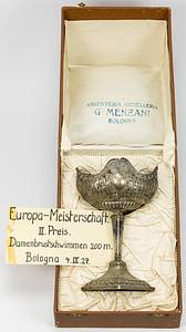 Siegermedaille 1928 + Diploma  | Nachlass von Lotti Mühe (GER; 1910-1981). Bronzemedaillengewinnerin über 200 m Brust bei den Olympischen Spielen Amsterdam 1928. Sie hatte vor der Olympiade 1928 zweimal den Weltrekord 100 m und 200 m verbessert. Sie gewann bei den Schwimm - Europameisterschaften 1927 die Silbermedaille über 200 m Brust. 3fache deutsche Meisterin. Dabei:  1) Siegermedaille „IXe Olympiade Amsterdam 1928“. In Bronze, 5,5 cm im Pappetui. 2) Offizielles Olympia-Siegerdiplom für den 3.Platz im  Brustschwimmen für Lotti Mühe „Diploma. IX.Olympiade 1928 Amsterdam. 3e Pijs L.Mühe Duitsland voor Swemmen (200 M Schoolsslag Dames“.  Gestaltung C.J. van der Hoef. Signiert vom Präsidenten des OK A. Schimmelpenninck und dem IOC-Präsidenten Baillet-Latour. (64x44 cm). Urkunde leicht fleckig 3) Silberpokal der Schwimm - Europameisterschaften 1927 in Bolgona für den 2.Platz mit der Sockelgravur "Campionati Europej di Nuoto…1927". Silber (gepunzt 800er Silber, Gewicht, 314 Gramm). Höhe: 21,5 cm. In original Box. 4) Original Wappen der deutschen Olympiamannschaft von 1928. Hat Lotti Mühe von einem Trainingsanzug oder Wettkampfbadeanzug entfernt. Leine mit Seide bestickt, 8x6 cm. 5) Original Abzeichen des DSV für die Teilnehmer am Schwimmländerkampf 1929 mit der Inschrift "Länderkampf Schweden - Deutschland 1929 in Halberstadt". Silber (gepunzt 950er), vergoldet, 3,8x3,5 cm. In original Box. 6) Personalausweis der BRD von Lotti Mühe-Escherich mit Passfoto und original Signatur mit "Lotti Escherich". 10,5x7,5 8 Seiten. 7) Persönliche Einladung als "Ehrengast" für die gesamten Olympischen Spiele Berlin 1936 für ehemalige Olympiasieger, 27x22 cm. Dabei ein Blatt von dem Empfang der ehemaligen Olympiasieger am. 4.7.1936 mit 21 original Signaturen von Olympiasieger von 1896-1936, dabei die Signatur von Spyridon Louis (GR; 1873-1940), den Goldmedaillengewinner im Marathom von 1896 je 30x21 cm. 8) Urkunde zum Meisterschaftsabzeichen von Lotti Mühe des DRfL aus dem Jahre 1937 mit dem Text "Lotti Mühe Holdesheimer Schwimmverein dem Deutschen Meister 1908 im 200 m Brustschwimmen d. Frauen m. 3:18,4 min", 43x30 cm. Bei dieser Urkunde unterlief dem Hersteller ein großer Fehler. Statt 1929 in dem Jahr in dem Mühe die DM 3:18,4 min gewann trug er das Jahr 1908 ein! Diese Urkunde wurden 1937 teilweise posthum an verdiente Athleten ausgeben. 9) 3 Siegerabzeichen von regioalen Schwimmwettbewerben. Alle aus Silber. 10) ca. 15 Siegerabzeichen von regionalen Schwimmwettbewerben, alle gewonnen von Lotti Mühe. 11) 5 Fotoalben von Lotti Mühe aus der Zeit von 1920 -1945  it privaten Fotos (ca. 200 Fotos). 12) divererse Dokumente und Brief an Lotti Mühe aus der Zeit von 1925-1945. 13) Kopie der Diplomarbeit von Lottu Mühe aus dem Jahre 1932 "Trainingsschulung der Frau für den Schwimmwettkampf. 46 Seiten. 14) Mauskript von Florentine Naylor (1922-2013) "Rückblick auf die Jahre 1940 - 44 anhand von authentoschen Briefen an eine Freundin". Bei diesen Briefen handelt es sich um Briefe an Lotti Mühe. Naylor ar eine Schriftstellerin und Übersetzerin. - Bild 11