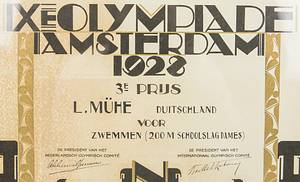 Siegermedaille 1928 + Diploma  | Nachlass von Lotti Mühe (GER; 1910-1981). Bronzemedaillengewinnerin über 200 m Brust bei den Olympischen Spielen Amsterdam 1928. Sie hatte vor der Olympiade 1928 zweimal den Weltrekord 100 m und 200 m verbessert. Sie gewann bei den Schwimm - Europameisterschaften 1927 die Silbermedaille über 200 m Brust. 3fache deutsche Meisterin. Dabei:  1) Siegermedaille „IXe Olympiade Amsterdam 1928“. In Bronze, 5,5 cm im Pappetui. 2) Offizielles Olympia-Siegerdiplom für den 3.Platz im  Brustschwimmen für Lotti Mühe „Diploma. IX.Olympiade 1928 Amsterdam. 3e Pijs L.Mühe Duitsland voor Swemmen (200 M Schoolsslag Dames“.  Gestaltung C.J. van der Hoef. Signiert vom Präsidenten des OK A. Schimmelpenninck und dem IOC-Präsidenten Baillet-Latour. (64x44 cm). Urkunde leicht fleckig 3) Silberpokal der Schwimm - Europameisterschaften 1927 in Bolgona für den 2.Platz mit der Sockelgravur "Campionati Europej di Nuoto…1927". Silber (gepunzt 800er Silber, Gewicht, 314 Gramm). Höhe: 21,5 cm. In original Box. 4) Original Wappen der deutschen Olympiamannschaft von 1928. Hat Lotti Mühe von einem Trainingsanzug oder Wettkampfbadeanzug entfernt. Leine mit Seide bestickt, 8x6 cm. 5) Original Abzeichen des DSV für die Teilnehmer am Schwimmländerkampf 1929 mit der Inschrift "Länderkampf Schweden - Deutschland 1929 in Halberstadt". Silber (gepunzt 950er), vergoldet, 3,8x3,5 cm. In original Box. 6) Personalausweis der BRD von Lotti Mühe-Escherich mit Passfoto und original Signatur mit "Lotti Escherich". 10,5x7,5 8 Seiten. 7) Persönliche Einladung als "Ehrengast" für die gesamten Olympischen Spiele Berlin 1936 für ehemalige Olympiasieger, 27x22 cm. Dabei ein Blatt von dem Empfang der ehemaligen Olympiasieger am. 4.7.1936 mit 21 original Signaturen von Olympiasieger von 1896-1936, dabei die Signatur von Spyridon Louis (GR; 1873-1940), den Goldmedaillengewinner im Marathom von 1896 je 30x21 cm. 8) Urkunde zum Meisterschaftsabzeichen von Lotti Mühe des DRfL aus dem Jahre 1937 mit dem Text "Lotti Mühe Holdesheimer Schwimmverein dem Deutschen Meister 1908 im 200 m Brustschwimmen d. Frauen m. 3:18,4 min", 43x30 cm. Bei dieser Urkunde unterlief dem Hersteller ein großer Fehler. Statt 1929 in dem Jahr in dem Mühe die DM 3:18,4 min gewann trug er das Jahr 1908 ein! Diese Urkunde wurden 1937 teilweise posthum an verdiente Athleten ausgeben. 9) 3 Siegerabzeichen von regioalen Schwimmwettbewerben. Alle aus Silber. 10) ca. 15 Siegerabzeichen von regionalen Schwimmwettbewerben, alle gewonnen von Lotti Mühe. 11) 5 Fotoalben von Lotti Mühe aus der Zeit von 1920 -1945  it privaten Fotos (ca. 200 Fotos). 12) divererse Dokumente und Brief an Lotti Mühe aus der Zeit von 1925-1945. 13) Kopie der Diplomarbeit von Lottu Mühe aus dem Jahre 1932 "Trainingsschulung der Frau für den Schwimmwettkampf. 46 Seiten. 14) Mauskript von Florentine Naylor (1922-2013) "Rückblick auf die Jahre 1940 - 44 anhand von authentoschen Briefen an eine Freundin". Bei diesen Briefen handelt es sich um Briefe an Lotti Mühe. Naylor ar eine Schriftstellerin und Übersetzerin. - Bild 13