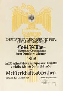 Siegermedaille 1928 + Diploma  | Nachlass von Lotti Mühe (GER; 1910-1981). Bronzemedaillengewinnerin über 200 m Brust bei den Olympischen Spielen Amsterdam 1928. Sie hatte vor der Olympiade 1928 zweimal den Weltrekord 100 m und 200 m verbessert. Sie gewann bei den Schwimm - Europameisterschaften 1927 die Silbermedaille über 200 m Brust. 3fache deutsche Meisterin. Dabei:  1) Siegermedaille „IXe Olympiade Amsterdam 1928“. In Bronze, 5,5 cm im Pappetui. 2) Offizielles Olympia-Siegerdiplom für den 3.Platz im  Brustschwimmen für Lotti Mühe „Diploma. IX.Olympiade 1928 Amsterdam. 3e Pijs L.Mühe Duitsland voor Swemmen (200 M Schoolsslag Dames“.  Gestaltung C.J. van der Hoef. Signiert vom Präsidenten des OK A. Schimmelpenninck und dem IOC-Präsidenten Baillet-Latour. (64x44 cm). Urkunde leicht fleckig 3) Silberpokal der Schwimm - Europameisterschaften 1927 in Bolgona für den 2.Platz mit der Sockelgravur "Campionati Europej di Nuoto…1927". Silber (gepunzt 800er Silber, Gewicht, 314 Gramm). Höhe: 21,5 cm. In original Box. 4) Original Wappen der deutschen Olympiamannschaft von 1928. Hat Lotti Mühe von einem Trainingsanzug oder Wettkampfbadeanzug entfernt. Leine mit Seide bestickt, 8x6 cm. 5) Original Abzeichen des DSV für die Teilnehmer am Schwimmländerkampf 1929 mit der Inschrift "Länderkampf Schweden - Deutschland 1929 in Halberstadt". Silber (gepunzt 950er), vergoldet, 3,8x3,5 cm. In original Box. 6) Personalausweis der BRD von Lotti Mühe-Escherich mit Passfoto und original Signatur mit "Lotti Escherich". 10,5x7,5 8 Seiten. 7) Persönliche Einladung als "Ehrengast" für die gesamten Olympischen Spiele Berlin 1936 für ehemalige Olympiasieger, 27x22 cm. Dabei ein Blatt von dem Empfang der ehemaligen Olympiasieger am. 4.7.1936 mit 21 original Signaturen von Olympiasieger von 1896-1936, dabei die Signatur von Spyridon Louis (GR; 1873-1940), den Goldmedaillengewinner im Marathom von 1896 je 30x21 cm. 8) Urkunde zum Meisterschaftsabzeichen von Lotti Mühe des DRfL aus dem Jahre 1937 mit dem Text "Lotti Mühe Holdesheimer Schwimmverein dem Deutschen Meister 1908 im 200 m Brustschwimmen d. Frauen m. 3:18,4 min", 43x30 cm. Bei dieser Urkunde unterlief dem Hersteller ein großer Fehler. Statt 1929 in dem Jahr in dem Mühe die DM 3:18,4 min gewann trug er das Jahr 1908 ein! Diese Urkunde wurden 1937 teilweise posthum an verdiente Athleten ausgeben. 9) 3 Siegerabzeichen von regioalen Schwimmwettbewerben. Alle aus Silber. 10) ca. 15 Siegerabzeichen von regionalen Schwimmwettbewerben, alle gewonnen von Lotti Mühe. 11) 5 Fotoalben von Lotti Mühe aus der Zeit von 1920 -1945  it privaten Fotos (ca. 200 Fotos). 12) divererse Dokumente und Brief an Lotti Mühe aus der Zeit von 1925-1945. 13) Kopie der Diplomarbeit von Lottu Mühe aus dem Jahre 1932 "Trainingsschulung der Frau für den Schwimmwettkampf. 46 Seiten. 14) Mauskript von Florentine Naylor (1922-2013) "Rückblick auf die Jahre 1940 - 44 anhand von authentoschen Briefen an eine Freundin". Bei diesen Briefen handelt es sich um Briefe an Lotti Mühe. Naylor ar eine Schriftstellerin und Übersetzerin. - Bild 6