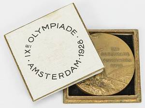 Siegermedaille 1928 + Diploma  | Nachlass von Lotti Mühe (GER; 1910-1981). Bronzemedaillengewinnerin über 200 m Brust bei den Olympischen Spielen Amsterdam 1928. Sie hatte vor der Olympiade 1928 zweimal den Weltrekord 100 m und 200 m verbessert. Sie gewann bei den Schwimm - Europameisterschaften 1927 die Silbermedaille über 200 m Brust. 3fache deutsche Meisterin. Dabei:  1) Siegermedaille „IXe Olympiade Amsterdam 1928“. In Bronze, 5,5 cm im Pappetui. 2) Offizielles Olympia-Siegerdiplom für den 3.Platz im  Brustschwimmen für Lotti Mühe „Diploma. IX.Olympiade 1928 Amsterdam. 3e Pijs L.Mühe Duitsland voor Swemmen (200 M Schoolsslag Dames“.  Gestaltung C.J. van der Hoef. Signiert vom Präsidenten des OK A. Schimmelpenninck und dem IOC-Präsidenten Baillet-Latour. (64x44 cm). Urkunde leicht fleckig 3) Silberpokal der Schwimm - Europameisterschaften 1927 in Bolgona für den 2.Platz mit der Sockelgravur "Campionati Europej di Nuoto…1927". Silber (gepunzt 800er Silber, Gewicht, 314 Gramm). Höhe: 21,5 cm. In original Box. 4) Original Wappen der deutschen Olympiamannschaft von 1928. Hat Lotti Mühe von einem Trainingsanzug oder Wettkampfbadeanzug entfernt. Leine mit Seide bestickt, 8x6 cm. 5) Original Abzeichen des DSV für die Teilnehmer am Schwimmländerkampf 1929 mit der Inschrift "Länderkampf Schweden - Deutschland 1929 in Halberstadt". Silber (gepunzt 950er), vergoldet, 3,8x3,5 cm. In original Box. 6) Personalausweis der BRD von Lotti Mühe-Escherich mit Passfoto und original Signatur mit "Lotti Escherich". 10,5x7,5 8 Seiten. 7) Persönliche Einladung als "Ehrengast" für die gesamten Olympischen Spiele Berlin 1936 für ehemalige Olympiasieger, 27x22 cm. Dabei ein Blatt von dem Empfang der ehemaligen Olympiasieger am. 4.7.1936 mit 21 original Signaturen von Olympiasieger von 1896-1936, dabei die Signatur von Spyridon Louis (GR; 1873-1940), den Goldmedaillengewinner im Marathom von 1896 je 30x21 cm. 8) Urkunde zum Meisterschaftsabzeichen von Lotti Mühe des DRfL aus dem Jahre 1937 mit dem Text "Lotti Mühe Holdesheimer Schwimmverein dem Deutschen Meister 1908 im 200 m Brustschwimmen d. Frauen m. 3:18,4 min", 43x30 cm. Bei dieser Urkunde unterlief dem Hersteller ein großer Fehler. Statt 1929 in dem Jahr in dem Mühe die DM 3:18,4 min gewann trug er das Jahr 1908 ein! Diese Urkunde wurden 1937 teilweise posthum an verdiente Athleten ausgeben. 9) 3 Siegerabzeichen von regioalen Schwimmwettbewerben. Alle aus Silber. 10) ca. 15 Siegerabzeichen von regionalen Schwimmwettbewerben, alle gewonnen von Lotti Mühe. 11) 5 Fotoalben von Lotti Mühe aus der Zeit von 1920 -1945  it privaten Fotos (ca. 200 Fotos). 12) divererse Dokumente und Brief an Lotti Mühe aus der Zeit von 1925-1945. 13) Kopie der Diplomarbeit von Lottu Mühe aus dem Jahre 1932 "Trainingsschulung der Frau für den Schwimmwettkampf. 46 Seiten. 14) Mauskript von Florentine Naylor (1922-2013) "Rückblick auf die Jahre 1940 - 44 anhand von authentoschen Briefen an eine Freundin". Bei diesen Briefen handelt es sich um Briefe an Lotti Mühe. Naylor ar eine Schriftstellerin und Übersetzerin. - Bild 7