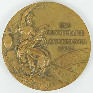 Siegermedaille 1928 + Diploma  | Nachlass von Lotti Mühe (GER; 1910-1981). Bronzemedaillengewinnerin über 200 m Brust bei den Olympischen Spielen Amsterdam 1928. Sie hatte vor der Olympiade 1928 zweimal den Weltrekord 100 m und 200 m verbessert. Sie gewann bei den Schwimm - Europameisterschaften 1927 die Silbermedaille über 200 m Brust. 3fache deutsche Meisterin. Dabei:  1) Siegermedaille „IXe Olympiade Amsterdam 1928“. In Bronze, 5,5 cm im Pappetui. 2) Offizielles Olympia-Siegerdiplom für den 3.Platz im  Brustschwimmen für Lotti Mühe „Diploma. IX.Olympiade 1928 Amsterdam. 3e Pijs L.Mühe Duitsland voor Swemmen (200 M Schoolsslag Dames“.  Gestaltung C.J. van der Hoef. Signiert vom Präsidenten des OK A. Schimmelpenninck und dem IOC-Präsidenten Baillet-Latour. (64x44 cm). Urkunde leicht fleckig 3) Silberpokal der Schwimm - Europameisterschaften 1927 in Bolgona für den 2.Platz mit der Sockelgravur "Campionati Europej di Nuoto…1927". Silber (gepunzt 800er Silber, Gewicht, 314 Gramm). Höhe: 21,5 cm. In original Box. 4) Original Wappen der deutschen Olympiamannschaft von 1928. Hat Lotti Mühe von einem Trainingsanzug oder Wettkampfbadeanzug entfernt. Leine mit Seide bestickt, 8x6 cm. 5) Original Abzeichen des DSV für die Teilnehmer am Schwimmländerkampf 1929 mit der Inschrift "Länderkampf Schweden - Deutschland 1929 in Halberstadt". Silber (gepunzt 950er), vergoldet, 3,8x3,5 cm. In original Box. 6) Personalausweis der BRD von Lotti Mühe-Escherich mit Passfoto und original Signatur mit "Lotti Escherich". 10,5x7,5 8 Seiten. 7) Persönliche Einladung als "Ehrengast" für die gesamten Olympischen Spiele Berlin 1936 für ehemalige Olympiasieger, 27x22 cm. Dabei ein Blatt von dem Empfang der ehemaligen Olympiasieger am. 4.7.1936 mit 21 original Signaturen von Olympiasieger von 1896-1936, dabei die Signatur von Spyridon Louis (GR; 1873-1940), den Goldmedaillengewinner im Marathom von 1896 je 30x21 cm. 8) Urkunde zum Meisterschaftsabzeichen von Lotti Mühe des DRfL aus dem Jahre 1937 mit dem Text "Lotti Mühe Holdesheimer Schwimmverein dem Deutschen Meister 1908 im 200 m Brustschwimmen d. Frauen m. 3:18,4 min", 43x30 cm. Bei dieser Urkunde unterlief dem Hersteller ein großer Fehler. Statt 1929 in dem Jahr in dem Mühe die DM 3:18,4 min gewann trug er das Jahr 1908 ein! Diese Urkunde wurden 1937 teilweise posthum an verdiente Athleten ausgeben. 9) 3 Siegerabzeichen von regioalen Schwimmwettbewerben. Alle aus Silber. 10) ca. 15 Siegerabzeichen von regionalen Schwimmwettbewerben, alle gewonnen von Lotti Mühe. 11) 5 Fotoalben von Lotti Mühe aus der Zeit von 1920 -1945  it privaten Fotos (ca. 200 Fotos). 12) divererse Dokumente und Brief an Lotti Mühe aus der Zeit von 1925-1945. 13) Kopie der Diplomarbeit von Lottu Mühe aus dem Jahre 1932 "Trainingsschulung der Frau für den Schwimmwettkampf. 46 Seiten. 14) Mauskript von Florentine Naylor (1922-2013) "Rückblick auf die Jahre 1940 - 44 anhand von authentoschen Briefen an eine Freundin". Bei diesen Briefen handelt es sich um Briefe an Lotti Mühe. Naylor ar eine Schriftstellerin und Übersetzerin. - Bild 8