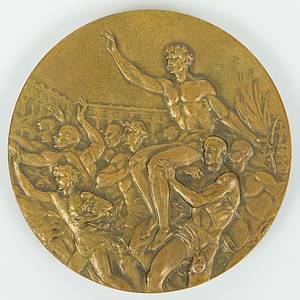 Siegermedaille 1928 + Diploma  | Nachlass von Lotti Mühe (GER; 1910-1981). Bronzemedaillengewinnerin über 200 m Brust bei den Olympischen Spielen Amsterdam 1928. Sie hatte vor der Olympiade 1928 zweimal den Weltrekord 100 m und 200 m verbessert. Sie gewann bei den Schwimm - Europameisterschaften 1927 die Silbermedaille über 200 m Brust. 3fache deutsche Meisterin. Dabei:  1) Siegermedaille „IXe Olympiade Amsterdam 1928“. In Bronze, 5,5 cm im Pappetui. 2) Offizielles Olympia-Siegerdiplom für den 3.Platz im  Brustschwimmen für Lotti Mühe „Diploma. IX.Olympiade 1928 Amsterdam. 3e Pijs L.Mühe Duitsland voor Swemmen (200 M Schoolsslag Dames“.  Gestaltung C.J. van der Hoef. Signiert vom Präsidenten des OK A. Schimmelpenninck und dem IOC-Präsidenten Baillet-Latour. (64x44 cm). Urkunde leicht fleckig 3) Silberpokal der Schwimm - Europameisterschaften 1927 in Bolgona für den 2.Platz mit der Sockelgravur "Campionati Europej di Nuoto…1927". Silber (gepunzt 800er Silber, Gewicht, 314 Gramm). Höhe: 21,5 cm. In original Box. 4) Original Wappen der deutschen Olympiamannschaft von 1928. Hat Lotti Mühe von einem Trainingsanzug oder Wettkampfbadeanzug entfernt. Leine mit Seide bestickt, 8x6 cm. 5) Original Abzeichen des DSV für die Teilnehmer am Schwimmländerkampf 1929 mit der Inschrift "Länderkampf Schweden - Deutschland 1929 in Halberstadt". Silber (gepunzt 950er), vergoldet, 3,8x3,5 cm. In original Box. 6) Personalausweis der BRD von Lotti Mühe-Escherich mit Passfoto und original Signatur mit "Lotti Escherich". 10,5x7,5 8 Seiten. 7) Persönliche Einladung als "Ehrengast" für die gesamten Olympischen Spiele Berlin 1936 für ehemalige Olympiasieger, 27x22 cm. Dabei ein Blatt von dem Empfang der ehemaligen Olympiasieger am. 4.7.1936 mit 21 original Signaturen von Olympiasieger von 1896-1936, dabei die Signatur von Spyridon Louis (GR; 1873-1940), den Goldmedaillengewinner im Marathom von 1896 je 30x21 cm. 8) Urkunde zum Meisterschaftsabzeichen von Lotti Mühe des DRfL aus dem Jahre 1937 mit dem Text "Lotti Mühe Holdesheimer Schwimmverein dem Deutschen Meister 1908 im 200 m Brustschwimmen d. Frauen m. 3:18,4 min", 43x30 cm. Bei dieser Urkunde unterlief dem Hersteller ein großer Fehler. Statt 1929 in dem Jahr in dem Mühe die DM 3:18,4 min gewann trug er das Jahr 1908 ein! Diese Urkunde wurden 1937 teilweise posthum an verdiente Athleten ausgeben. 9) 3 Siegerabzeichen von regioalen Schwimmwettbewerben. Alle aus Silber. 10) ca. 15 Siegerabzeichen von regionalen Schwimmwettbewerben, alle gewonnen von Lotti Mühe. 11) 5 Fotoalben von Lotti Mühe aus der Zeit von 1920 -1945  it privaten Fotos (ca. 200 Fotos). 12) divererse Dokumente und Brief an Lotti Mühe aus der Zeit von 1925-1945. 13) Kopie der Diplomarbeit von Lottu Mühe aus dem Jahre 1932 "Trainingsschulung der Frau für den Schwimmwettkampf. 46 Seiten. 14) Mauskript von Florentine Naylor (1922-2013) "Rückblick auf die Jahre 1940 - 44 anhand von authentoschen Briefen an eine Freundin". Bei diesen Briefen handelt es sich um Briefe an Lotti Mühe. Naylor ar eine Schriftstellerin und Übersetzerin. - Bild 9