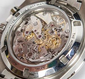 Haaland Uhr Borussia Dortmund 2022  | Original Armbanduhr von Erling Haaland die er bei seinem Abschied von Borussia Dortmund 2022 an wenige ausgewählte Mitarbeiter von Borussia Dortmund verschenkte. Original farbig bedruckter Pappkarton mit Sonderdruck "Danke EBH 2020-2022" (EBH = Erling Braut Haaland). 29x22x13 cm. Der Glasunterdeckel der Uhr hat die persönliche Gravur "Danke Matze -  BVB - 2020 - 2022", Matze ist der Name des Mitarbeiters von Borussia Dortmund, der eine persönliche Beziehung zu Haaland hatte. "Omega Speedmaster professional" automatic (2002) Kaliber 3861, 42 mm, Stahl, Stahl-Band, Zifferblatt: schwarz Index, Kaliber 3861, Master Chronometer, kleine Sekunden-Anzeige, Saphir-Glas, wasserdicht, Ref.:310.30.42.50.01.002. Mit original Box und Papieren. Neuwertig! Besonderheit: Glasboden! Neupreis ca. 9.500 €. - Bild 4