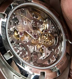Haaland Uhr Borussia Dortmund 2022  | Original Armbanduhr von Erling Haaland die er bei seinem Abschied von Borussia Dortmund 2022 an wenige ausgewählte Mitarbeiter von Borussia Dortmund verschenkte. Original farbig bedruckter Pappkarton mit Sonderdruck "Danke EBH 2020-2022" (EBH = Erling Braut Haaland). 29x22x13 cm. Der Glasunterdeckel der Uhr hat die persönliche Gravur "Danke Matze -  BVB - 2020 - 2022", Matze ist der Name des Mitarbeiters von Borussia Dortmund, der eine persönliche Beziehung zu Haaland hatte. "Omega Speedmaster professional" automatic (2002) Kaliber 3861, 42 mm, Stahl, Stahl-Band, Zifferblatt: schwarz Index, Kaliber 3861, Master Chronometer, kleine Sekunden-Anzeige, Saphir-Glas, wasserdicht, Ref.:310.30.42.50.01.002. Mit original Box und Papieren. Neuwertig! Besonderheit: Glasboden! Neupreis ca. 9.500 €. - Bild 5