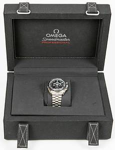 Haaland Uhr Borussia Dortmund 2022  | Original Armbanduhr von Erling Haaland die er bei seinem Abschied von Borussia Dortmund 2022 an wenige ausgewählte Mitarbeiter von Borussia Dortmund verschenkte. Original farbig bedruckter Pappkarton mit Sonderdruck "Danke EBH 2020-2022" (EBH = Erling Braut Haaland). 29x22x13 cm. Der Glasunterdeckel der Uhr hat die persönliche Gravur "Danke Matze -  BVB - 2020 - 2022", Matze ist der Name des Mitarbeiters von Borussia Dortmund, der eine persönliche Beziehung zu Haaland hatte. "Omega Speedmaster professional" automatic (2002) Kaliber 3861, 42 mm, Stahl, Stahl-Band, Zifferblatt: schwarz Index, Kaliber 3861, Master Chronometer, kleine Sekunden-Anzeige, Saphir-Glas, wasserdicht, Ref.:310.30.42.50.01.002. Mit original Box und Papieren. Neuwertig! Besonderheit: Glasboden! Neupreis ca. 9.500 €. - Bild 8