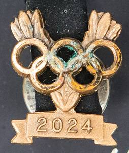 Siegermedaille 2024  | Bronzemedaille der Olympischen Spielen Paris 2024 für den 3.Platz im Taekwondo für einen amerikanischen (Süd - Mittel) Athleten mit der Aufschrift "Jeux de La XXXIIIe Olympiade Paris 2024". Kupferlegierung auf der Rückseite in der Mitte ein originalsechseckiges Stück Eisen aus dem Eiffelturm, das bei Renovierungsarbeiten entnommen wurde mit dem Symbol der Olympiade und der Inschrift "Paris 2024". Gewicht ca. 325 Gramm, 8,5 cm mit original Seidenband. In original Lederschatulle, ein dreifach klappbares (Triptychon-) Etui aus strukturiertem, violettem (blau/lila) Leder mit goldenen Olympischen Ringen und dem Paris-2024-Logo. Innen ausgeschlagen mit Verloursleder. Aufgesetzte Plakette für offiziellen IOC - Siegerpin für Bronzemedaillengewinner. 28x22x9 cm. Dabei zwei Echtheitszertifikate von Paris Mint!. - Bild 3