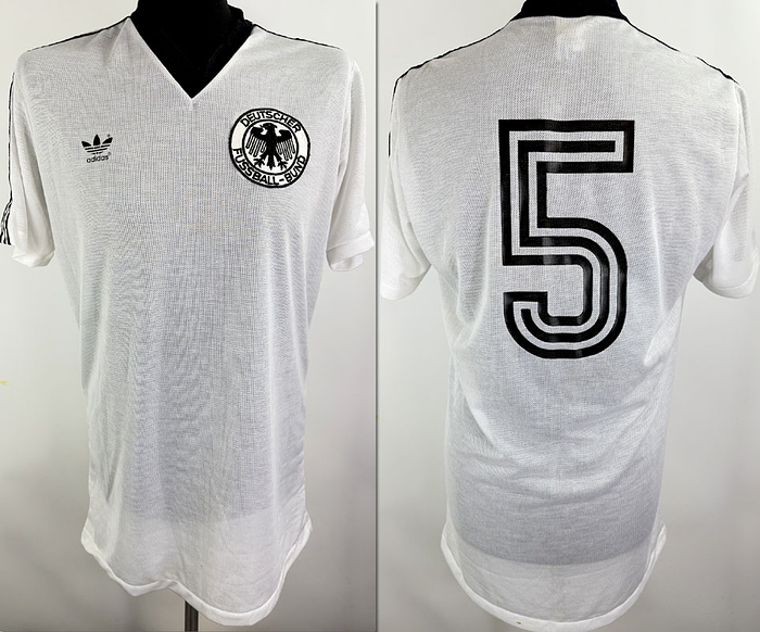 DFB - Trikot 1985  | Original match worn DFB Spielertrikot der mit der Nummer 5 von Matthias Herget, getragen im Spiel gegen England am 12.06.1985 in Mexiko-Stadt. Hierbei handelt es sich um ein besonders seltenes Trikot der deutschen Nationalmannschaft. Im Hinblick auf die hohen Temperaturen bei der Weltmeisterschaft 1986 in Mexiko wurde bei diesem Spiel bereits eine neue, besonders luftdurchlässige Stoffvariante im sogenannten Airtex-Stil getestet. Diese Ausführung wurde von der deutschen Nationalmannschaft nur bei diesem einen Spiel getragen und ist entsprechend selten. Kommt aus der Sammlung von Matthias Herget. Status:AAA.