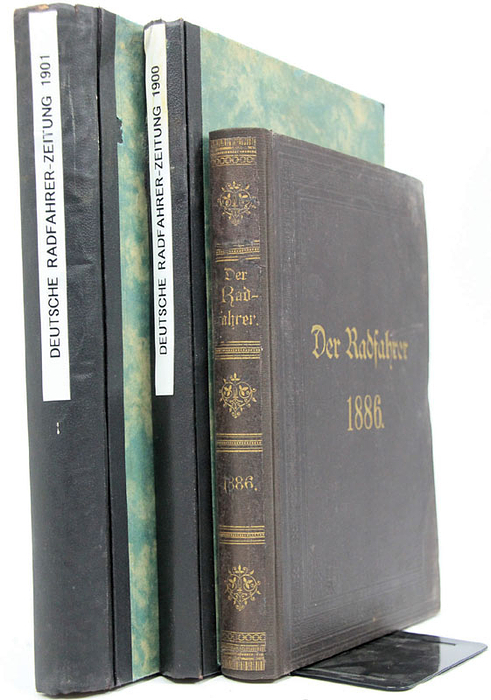 Deutsche Radfahrer-Zeitung 1886-1901  | Deutsche Radfahrer-Zeitung 1886, 1900, 1901. Amtliche Zeitschrift des Deutschen Radfahrer-Bundes (Amtliches Organ). Fachzeitschrift für die Gesamtinteressen des Radfahrens (Fachblatt). Konvolut von 3 Jahrgängen: 1886, 1900 und 1901.