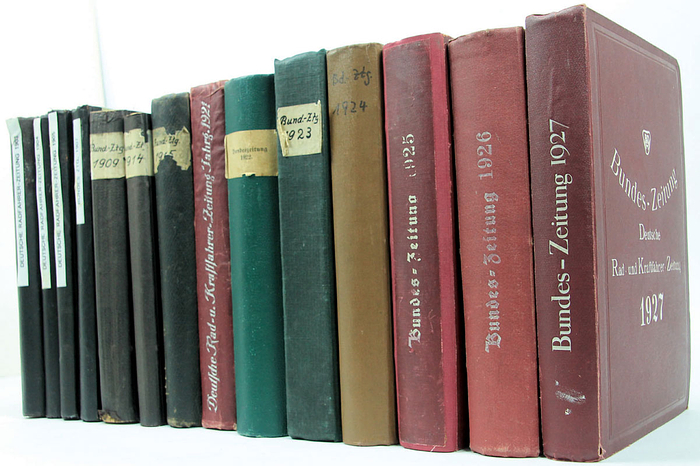 BDR Federal Gazette 1903–1927 – Official journal of the German Cyclists' Federation (Bund Deutscher Radfahrer). German Cycling and Motorists' Newspaper. A collection of 14 annual volumes spanning the years 1903 to 1927. approx. 12,000 pages, 23x32 cm, cloth/half-cloth binding. --Includes the years 1903–1905, 1907, 1909, 1914, 1915, and 1921–1927. Contains association news, technical developments, reports on championships and competitions at both national and international levels, as well as information on leisure and tourism. -- The volumes have not been collated. ARCHIVE. Condition: C