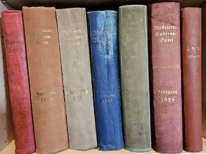 Illustrated Cycling and Motorcycle Racing. A collection of 13 annual volumes spanning the years 1921 to 1935. approx. 20,000 pages, 21 x 29 cm, cloth/half-cloth binding, approx. 4,000 black-and-white photographs. --Includes the years 1921 and 1924 through 1935. A Berlin-based periodical featuring reports on local events as well as national and international competitions. -- The volumes have not been collated; they are likely incomplete and in an acceptable state of preservation. ARCHIVE. Condition: C - Bild 3