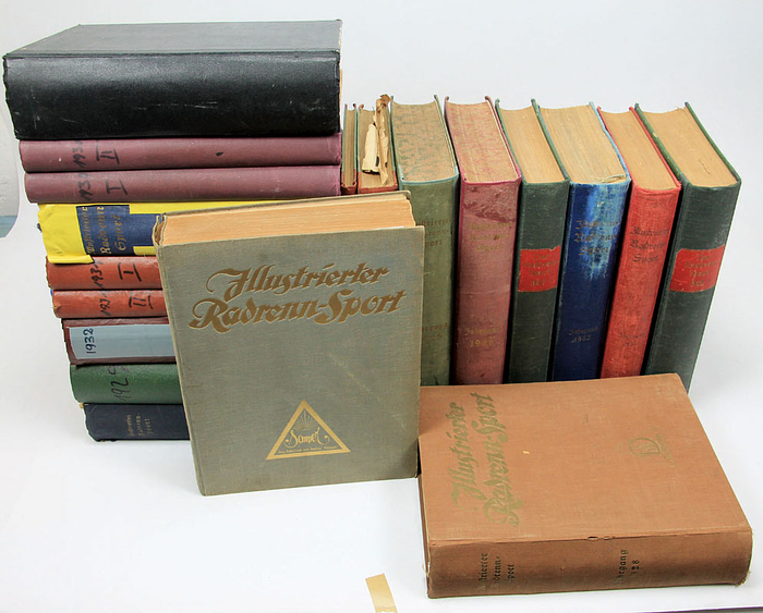 Illustrated Cycling and Motorcycle Racing. A collection of 13 annual volumes spanning the years 1921 to 1935. approx. 22,000 pages, 21 x 29 cm, cloth/half-cloth binding, approx. 4,000 black-and-white photographs. --Includes the years 1921, 1922, 1925–1930, and 1932–1935. A Berlin-based periodical featuring reports on local events as well as national and international competitions. -- The volumes have not been collated and are likely incomplete, but they are in a pleasing state of preservation. ARCHIVE. Condition: C