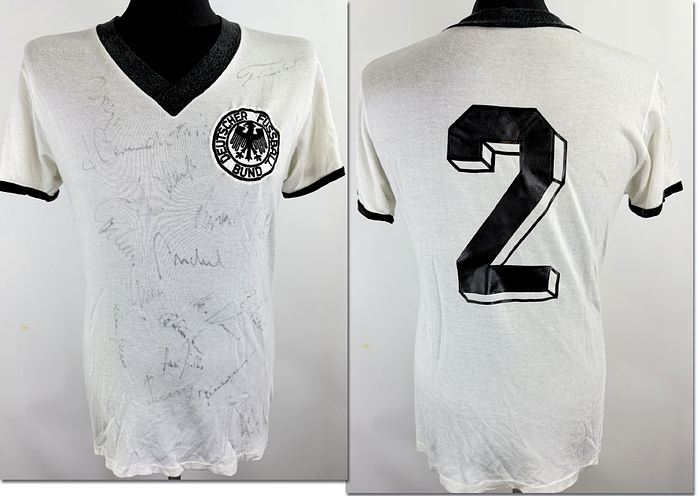 DFB - Trikot 1974 WM  | Original match worn Deutschland  Spielertrikot mit der Nummer 2. Getragen von Berti Vogts im Spiel der Weltmeisterschaft 1974 gegen Jugoslawien am 26.06.1974 in Düsseldorf. Trikot stammt aus der Sammlung eines ehemaligen DFB-Betreuers. Status:AAB. Das Trikot wurde später von 18 Spielern signiert des Europameisters 1980 Deutschland.