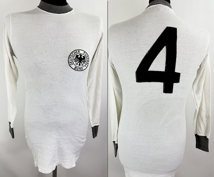 DFB  - Trikot 1969  | Original match worn  Spielertrikot der Nationalmannschaft mit der Nummer 4 aus dem Länderspieljahr 1968/1969. Kommt aus der Sammlung des ehemaligen DFB-Busfahrers. Status:ABB.