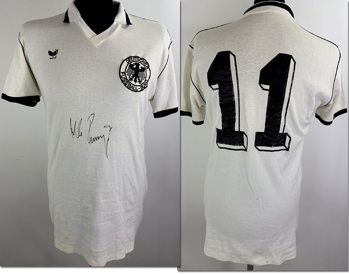 Original match-issued DFB player shirt (number 11) worn by Karl-Heinz Rummenigge in 1980. Comes from the collection of the former DFB team bus driver. With an original signature by Karl-Heinz Rummenigge on the front. Status:ABB. Short-sleeved shirt; size 7/8; sewn-on DFB logo; heat-applied Erima manufacturer logo and player number; 100% cotton; made in West Germany. Condition: A