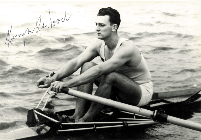 Wood, Mervyn  | (1917-2006) S/W-Foto mit original Signatur von Mervyn Wood (AUS). Zweifacher Goldmedaillengewinner bei den Olympischen Spielen 1948 und 1952 im Rudern - Einer. 1956 Bronze im Doppelzweier. Olympiateinehmer 1936 im Achter. 16,5x11 cm.