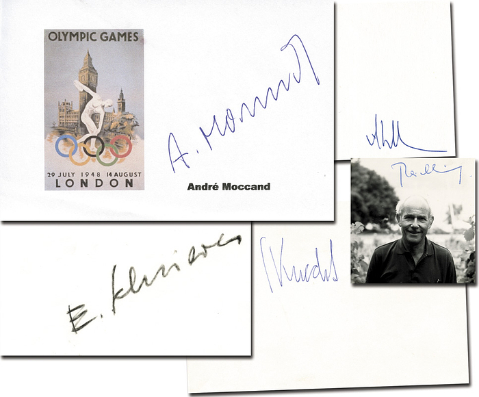 Schweiz Rudern OSS1948  | Schweiz Vierer mit Steuermann Olympische Spiele 1948 Silber. Original Signaturen von Rudolf Reichling (1924-2014), Erich Schriever (1924-2020), Émile Knecht (1923-2019), Pierre Stebler (1927-2010) und André Moccand (selten). 15x10 cm bis 5,5x5,5 cm. KOMPLETTES TEAM.