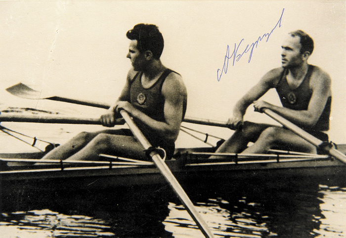 (1933-2012) S/W-Reprofoto mit original Signatur von Alexander Berkutow (URS): Goldmedaille bei den den Olympischen Spielen 1956 im Rudern - Doppelzweier und 1960 Silber, 15x10 cm.