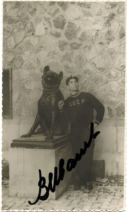 (1930-1956) S/W-Foto mit original Signatur von Wiktor Iwanow (URS). Silbermedaille im Rudern Zweier ohne Steuermann bei den Olympischen Spielen 1956. 11x6,5 cm.