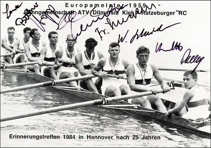 Rudern Achter Deutschland OSS1960  | Rudern Achter Herren Olympische Spiele 1960 Goldmedaille Deutschland: Klaus Bittner, Karl-Heinz Hopp (1936-2007), Hans Lenk (1935-2024), Manfred Rulffs (1935-2007), Frank Schepke (1935-2017), Kraft Schepke (1934-2024), Walter Schröder (1932-2022), Karl-Heinrich von Groddeck (1936-2011) und Willi Padge (1943-2023). Postkarte "Europameister 1959" komplett signiert, 15x11.