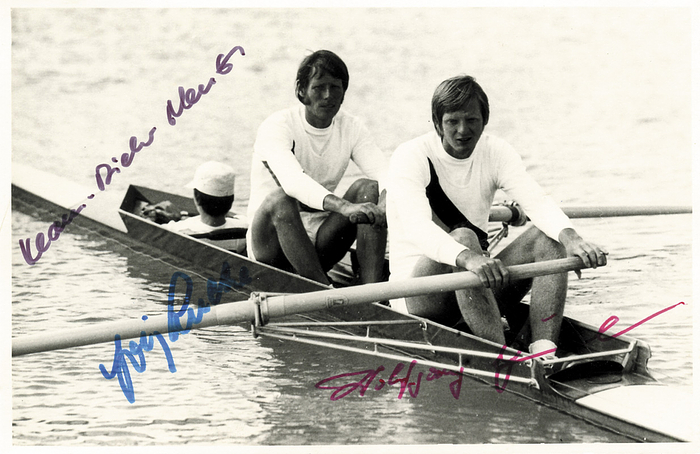 DDR Rudern OSS1972  | Goldmedaille Zweier mit Steuermann für die DDR bei den Olympischen Spielen 1972. Original Signaturen von Wolfgang Gunkel (1948-2002); Jörg Lucke (Gold 1968) und Klaus-Dieter Neubert. S/W-Foto, 14x8,5 cm.
