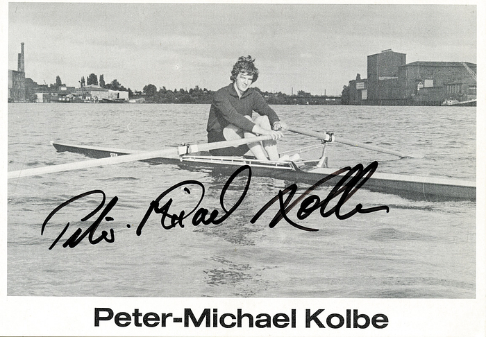 Kolbe, Peter-Michael  | (1953-2023) Autogrammkarte mit original Signatur von Peter-Michael Kolbe (GER). 3x Silbermedaille im Rudern - Einer bei den Olympischen Spielen 1976, 1984 und 1988. 5facher Weltmeister, 15x10,5 cm.