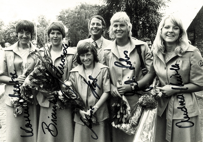 Goldmedaille im Vierer mit Steuerfrau im Rudern der Frauen für die DDR bei den Oympischen Spielen 1976. Mit original Signaturen von  Karin Metze, Bianka Schwede, Gabriele Lohs, Andrea Kurth, Sabine Heß. KOMPLETTES TEAM! S/W-Foto, 14x9,5 cm.