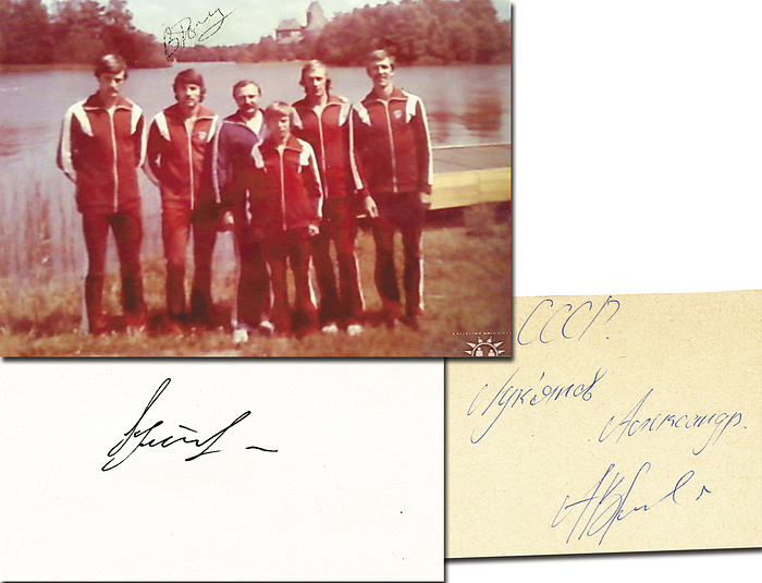 Silbermedaille im Rudern Zweier mit Steuermann für die UdSSR bei den Olympischen Spielen 1980. Original Signaturen von Wiktor Perewersew, Gennadi Krjutschkin (Kryuçkin), Alexander Lukjanow (Gold 1976, Silber 1988, Bronze 1996). Verschiedene Belege 15,5x10 bis 10,5x8 cm.