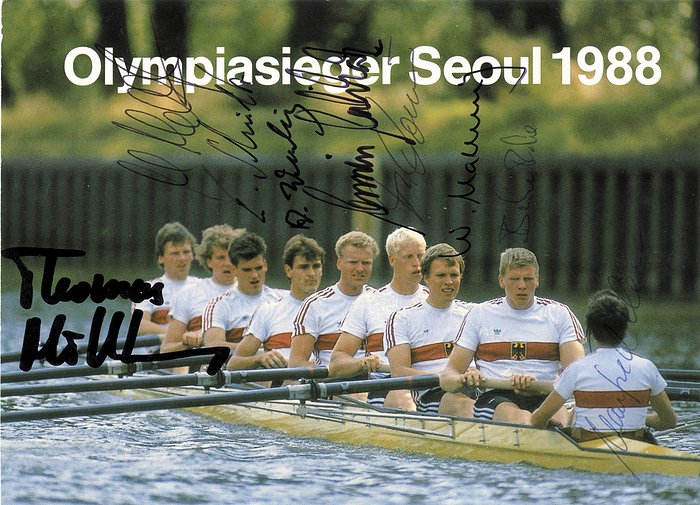 BRD Ruder OSS1988  | Autogrammkarte "Olympiasieger Seoul 1988" mit allen 9 Unterschriften des Achters der Bundesrepublik Deutschland Goldmedaille beid en Olympischen Spielen 1988: Bahne Rabe (1963-2001), Dr. Wolfgang Maening, Thomas Domian, Armin Eichholz (Bronze 1992), Matthias Mellinghaus, Steuermann Manfred Klein (Bronze 1992), Eckhard Schultz, Ansgar Wessling (Bronze 1992) und Thomas Möllenkamp. 14,5x11 cm.