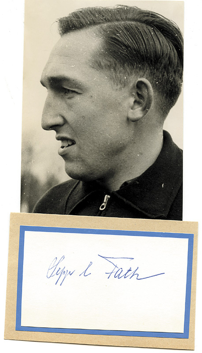 (1911-1986) Blancobeleg mit Originalsignatur von "Seppl" Fath (13 A-LS 1934-1938, Eintracht Frankfurt).Aufmontiert auf Karton, 9x5,5 cm. Dabei S/W-Pressefoto von Fath.