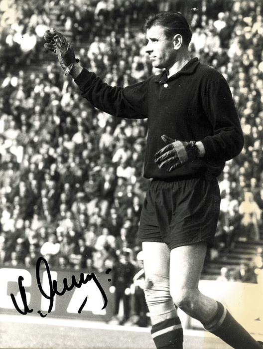 Football autograph by Lew Jaschin USSR - Black-and-white press photo with original signature Lev Ivanovich Yashin. Russia goal keeper. 20.7 x 14.9 cm; --bottom left slightly yellowish Condition: A-