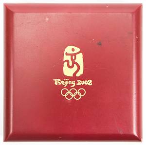 Teilnehmermedaille 2008  | Offizielle Teilnehmermedaille für Athleten für die Olympischen Sommerspiele Peking 2008. Bronze.(5,6 cm). In Originalpräsentationsbox. (12x12x3 cm). - Bild 4
