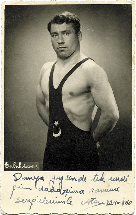 Akar, Nasuh  | (1925-1984) S/W-Postkarte mit original Signatur und Widmung vom 22.10.1950 von Nasuh Akar (TUR). Goldmedaillengewinner im Ringen bei den Olympischen Spielen 1948 im Bantamgewicht, 13,5x8,5 cm.
