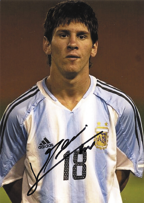 World Cup 2022 Autograph Argentina. Lionel Messi - Hand-signed reproduction photo of multiple Argentine World Footballer and FC Barcelona superstar Lionel Messi. World Champion with Argentina in 2022. Signed on November 11, 2005, at the age of 18!!!!, 14x10 cm --Face-to-face autograph. The consignor received this autograph from the then-unknown 18-year-old Messi on November 11, 2005, at the Argentina national team's team hotel in Geneva! The Argentina vs. England match took place in Geneva on November 12, 2005. Messi, who was suspended due to a red card, played without the player. This was Messi's first international trip to Europe. Early Messi autographs are extremely rare! About 90% of all Messi autographs on the internet are fakes!!! Condition: A