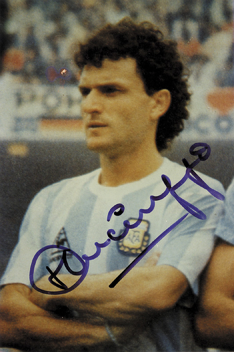 Cuciuffo, José Luis  | (1961-2004) Farbreprofoto mit Originalsignatur vom argentinischen Fußball-Star José Luis Cuciuffo (Fußball Weltmeister 1986). 15x10,5 cm.