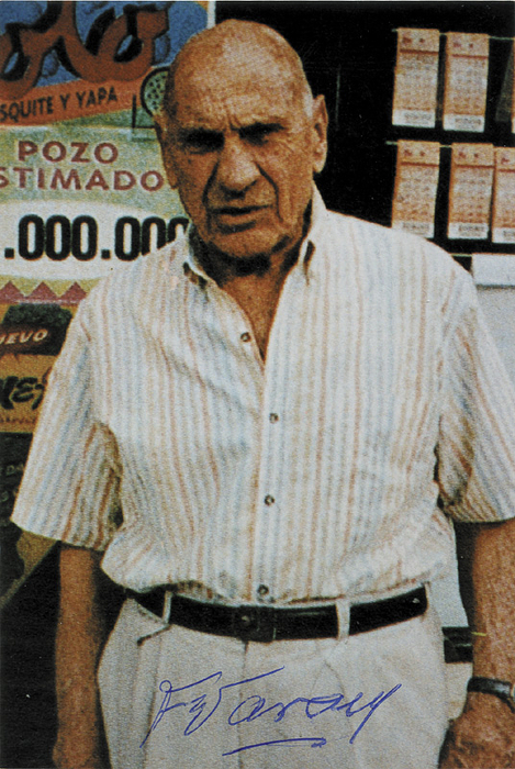 Varallo, Francisco  | (1910-2010) Farbreprofoto mit original Signatur von Francisco Varallo (Boca Juniors; 16 Länderspiele mit 7 Toren), Vize - Weltmeister mit Argentinien bei der Fußball - Weltmeisterschaft 1930. Er gewann 1937 mit Argentinien die Copa America. Er starb 2010 als letzter Teilnehmer des World Cup 1930, 14,5x10 cm.