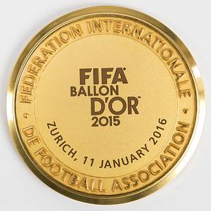 FIFA-Medaille 2015  | Offizielle Teilnehmermedaille "FIFA Ballon D´Or 2015. Zurich, 11 January 2015" Tombak, vergoldet, 7cm. Im original Etui. - Bild 2
